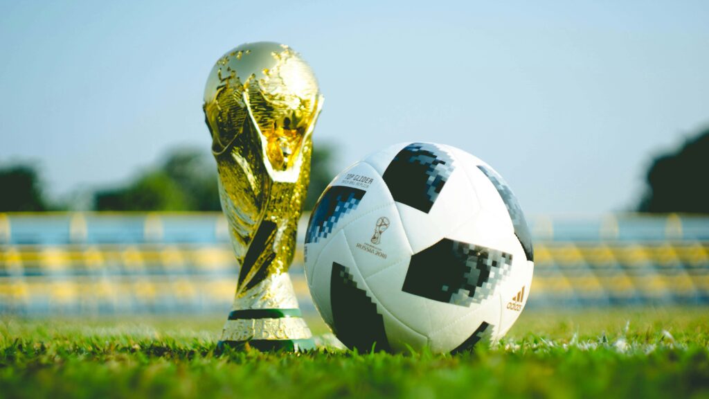 Trophée FIFA et ballon de soccer — 48 équipes qualifiées Coupe du Monde 2026