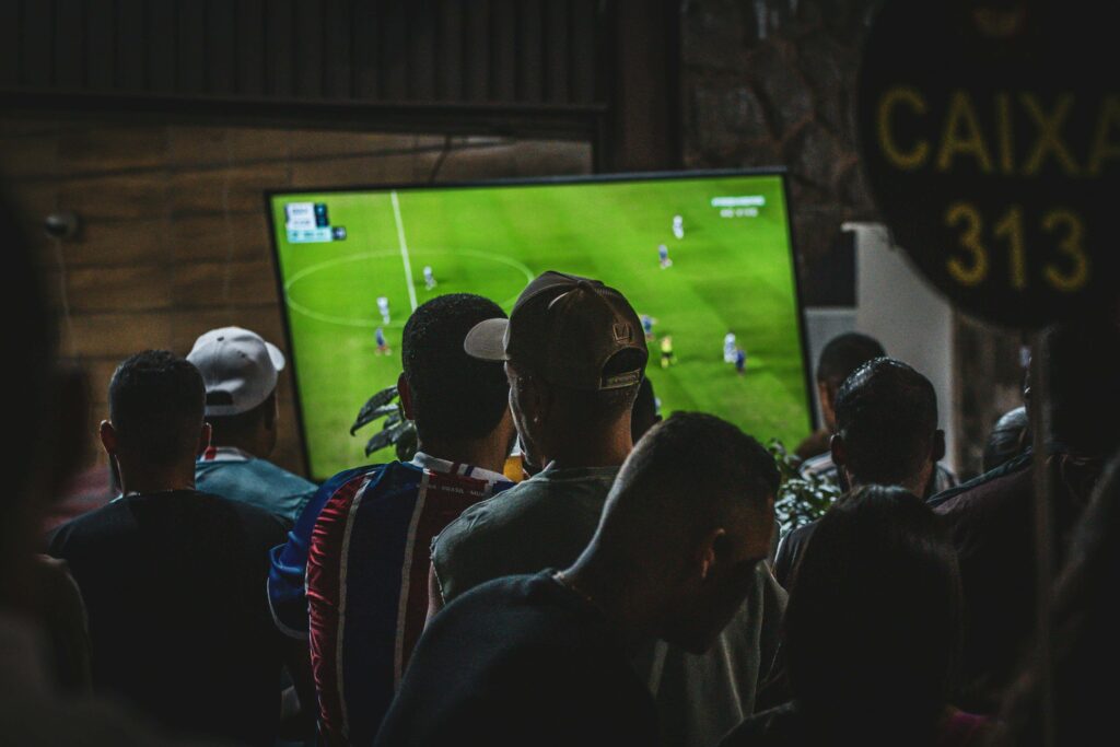 Groupe d'amis regardant un match de soccer sur grand écran — Watch Party Coupe du Monde 2026